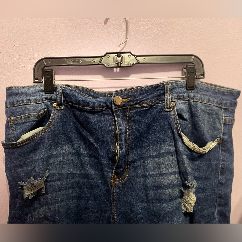 Capri Ripped Jeans - Picture 3 of 7
